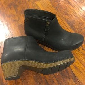 Dansko Women’s size 40 booties
